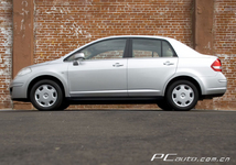 ծa Nissan Versa DƬ D 